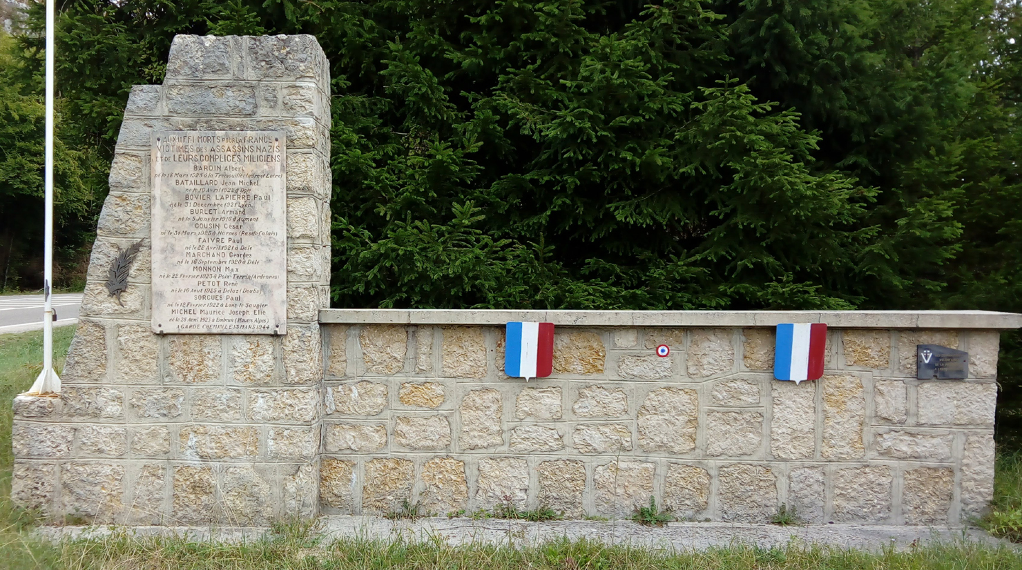 Monument érigé à la mémoire des résistants massacrés le 13 mars 1944 dans une ferme située près de l’ancien pont de la Pyle (sur la rivière d’Ain) où s’était réfugié un groupe maquis.